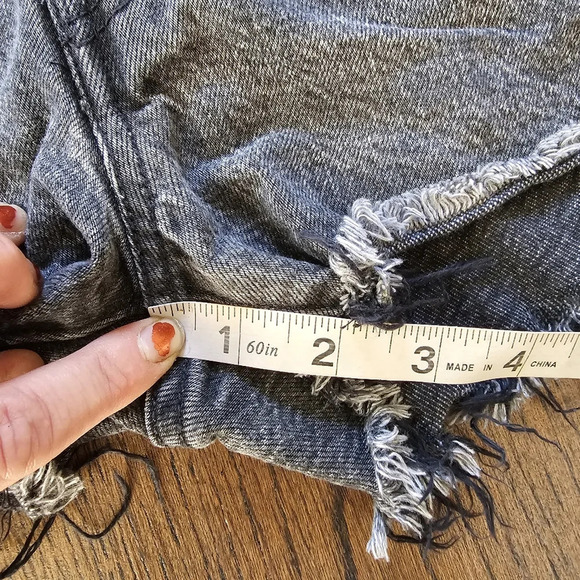 Levi's 501 Black Faded Wash Raw Hem Jean Button Fly Shorts Size Women 12/32 - Picture 5 of 6